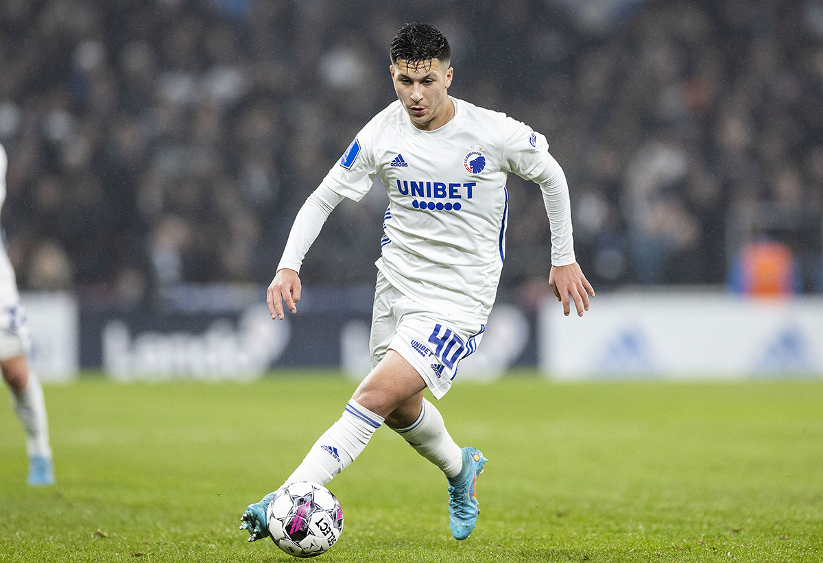 Roony Bardghji driver bollen under matchen mellan FC Köpenhamn och Odense