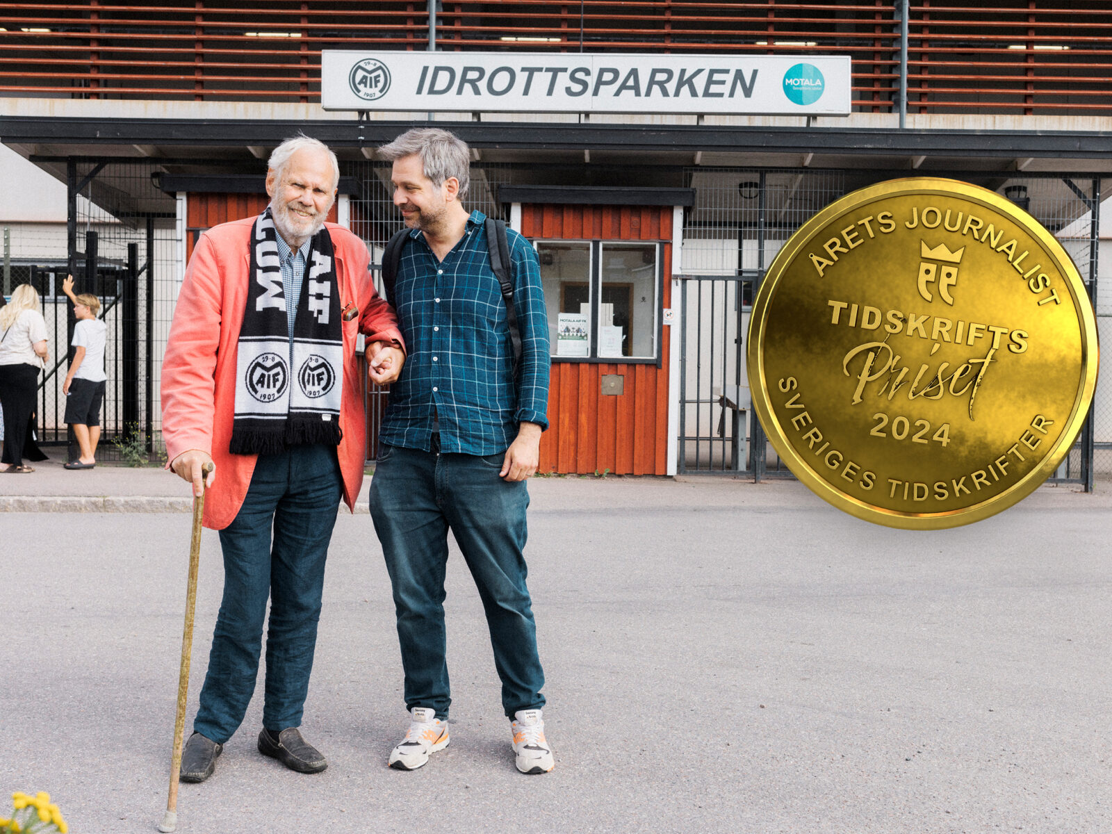 Johan Orrenius i Motala med pappa Hasse Orrenius utanför Idrottsparken