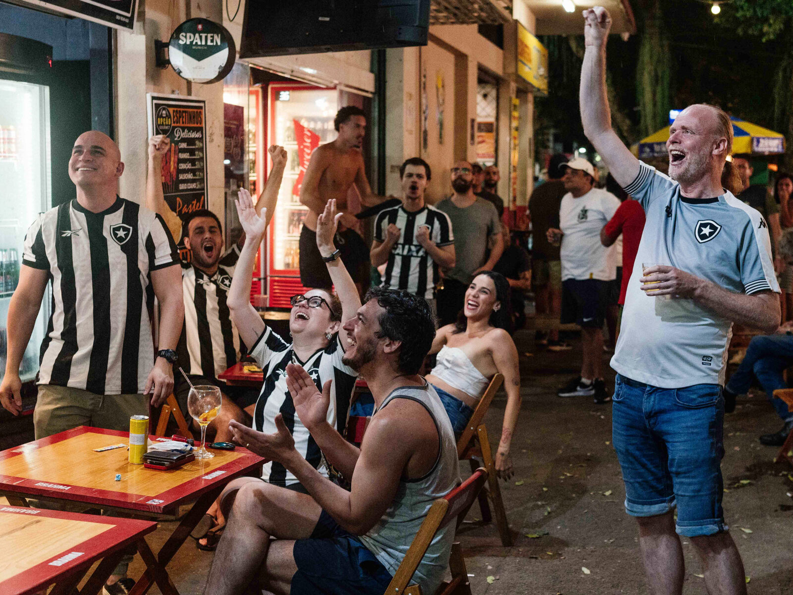 Henrik Brandão Jönsson ser Botafogo på en bar i Rio de Janeiro